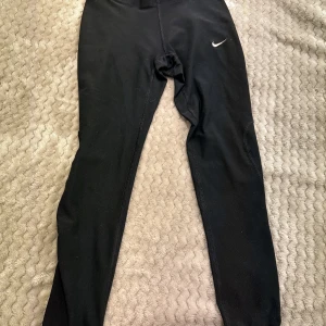 Nike träningsbyxor. - Svarta träningsbyxor från Nike. Storlek s. Skriv för fler bilder.