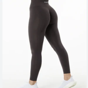 Alphalete tights  - Säljer dessa tights från alphalete, dem är helt nya i storlek xs,  stretchiga så passar även en s. I färgen: Chocolate. Bud just nu på 640 kr