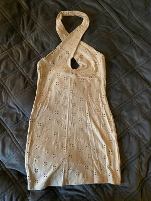 Söt klänning - Söt vår/sommar klänning som är korsad vid nacken. Köpt på asos