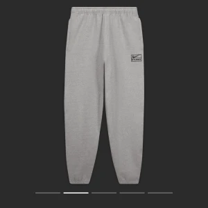 Nike stussy mjukisbyxor grå - Gråa Nike Stussy mjukisbyxor. Hela tracksuit finns. Storlek M. Helt nya och oanvända. Passar både tjejer och killar. Original pris 999kr.