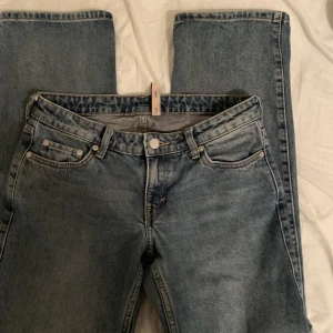 weekday lågmidjade jeans - Säljer mina lågmidjade jeans från weekday, ”arrow low straight jeans” i strl 27/32. Säljer då de är för stora och tyvärr inte kommer till användning! 
