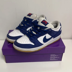 Nike SB Dunk Low LA Dodgers - I använt men fint skick! Kommer med original snören och låda