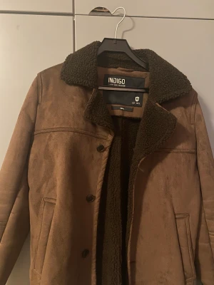 Fluffig brun jacka - Mysig brun jacka Rekommenderar för tunnare armar, den är tajt i det området