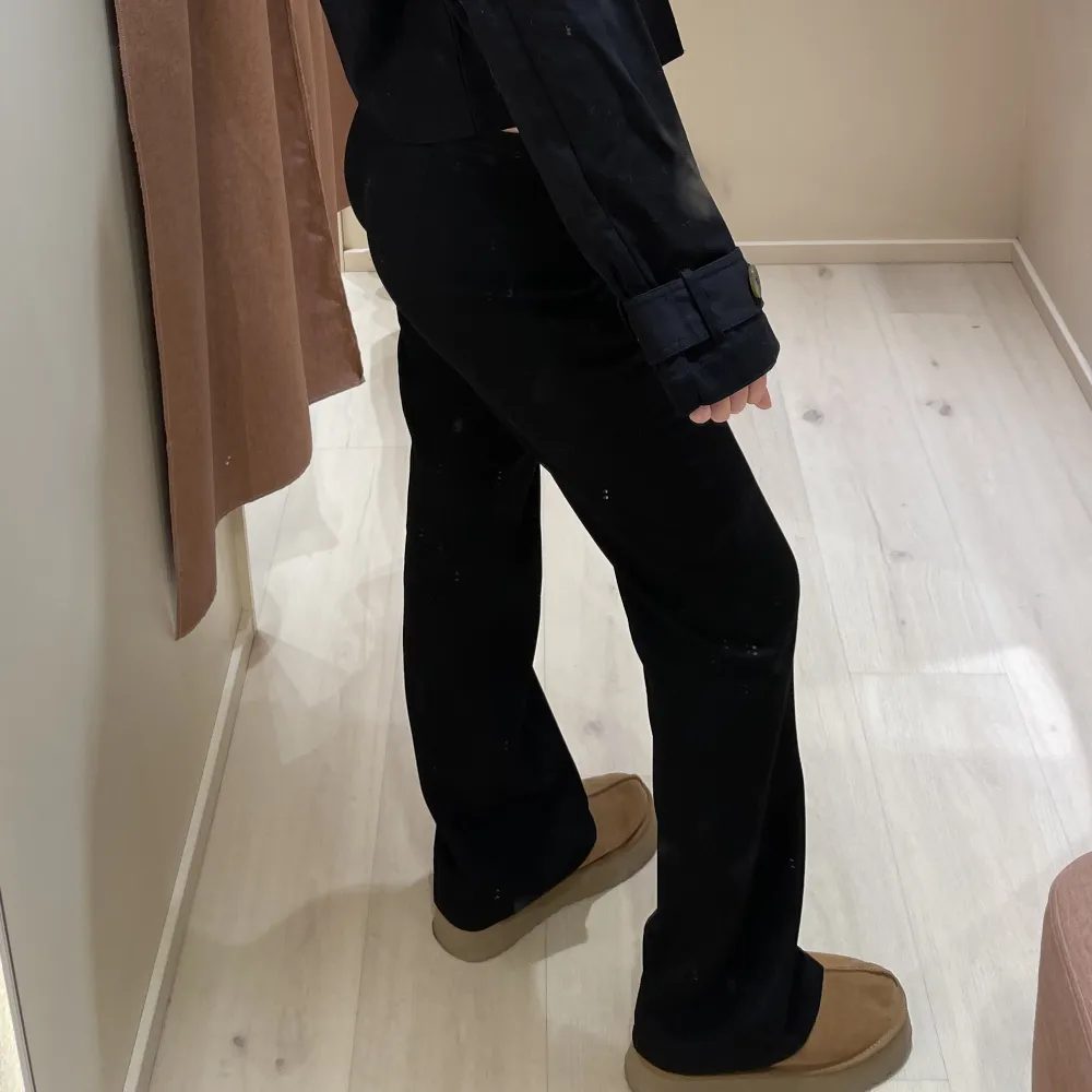 Säljer dessa low waist kostymbyxor i svart från zara då jag köpte dubbletter. Storlek L men sitter perfekt oversize på mig som normalt har S/M!! De paret jag säljer är exakt samma, men oanvänt med prislapp kvar. Slutsålda på hemsidan.🥰FRAKT INGÅR.. Jeans & Byxor.