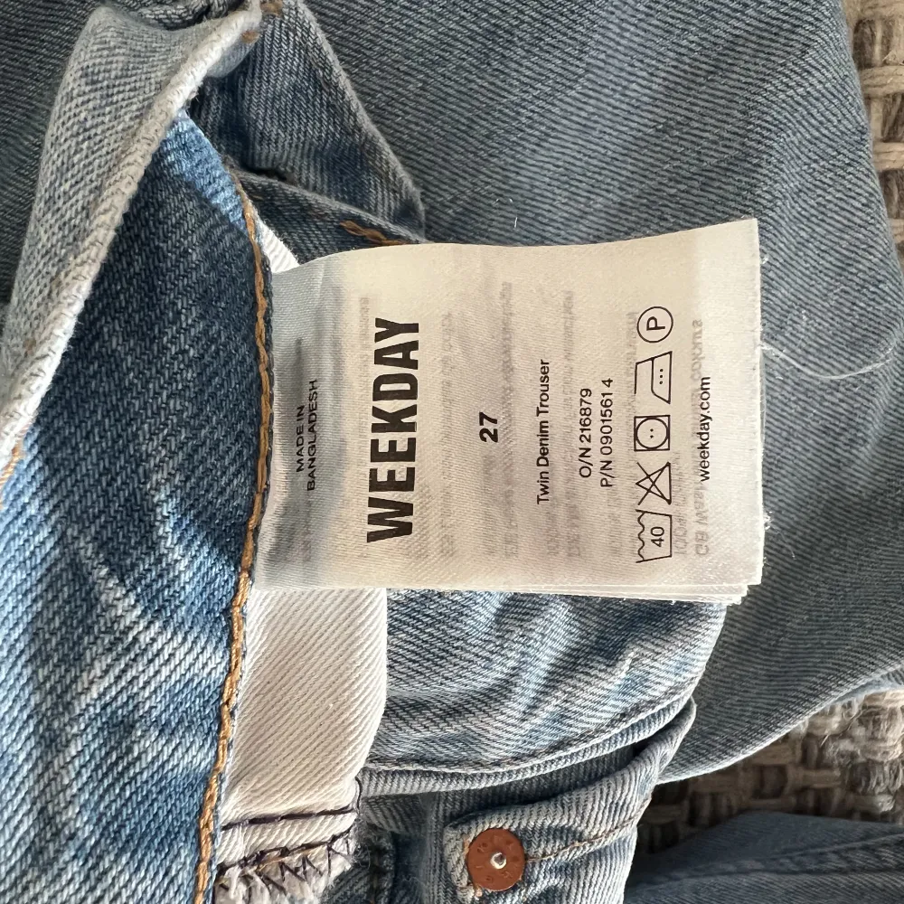 Knappt använda, avklippta jeans från weekday. Jeans & Byxor.