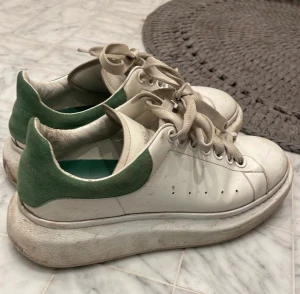 Sneakers - Säljer dessa Alexander McQueen skor då de tyvärr inte passade mig. Väldigt fint skick!💙