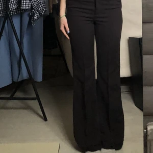 Bruna kostymbyxor - Nya och oanvända kostymbyxor i manchesterliknande tyg, jättesnygga och passar till allt!🤗