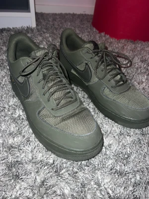 Nike Air Force 1 ’07 ”Cargo Khaki” - Storlek 47, de är använda men i mycket bra skick. Det enda anmärkningsvärda är creasingen på framsidan