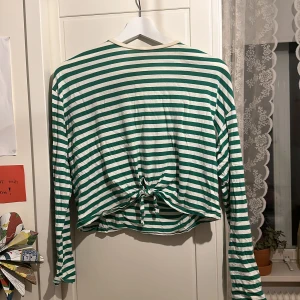 15 - En fin h&m tröja som aldrig kommit till användning  Frakt betalas av köpare