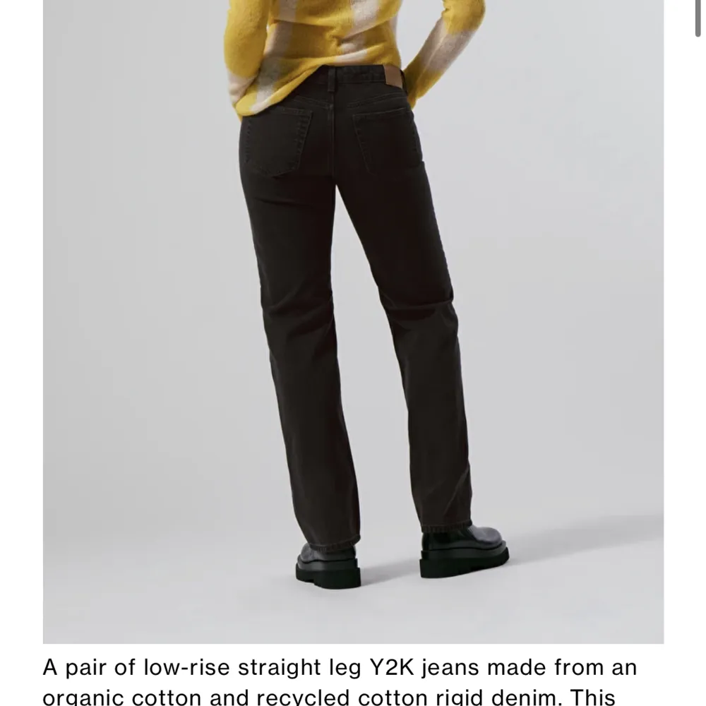 Säljer dessa snygga låg midjade ”straight arrow” jeans från weekday. De är i färgen noir black. Säljer då de tyvärr är för stora för mig.. Farkut & Housut.