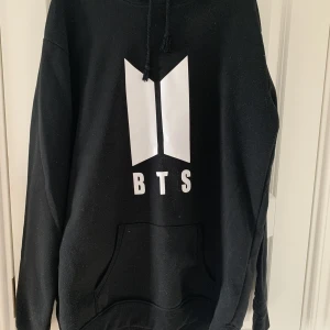 Bts hoodie - BTS hoodie med tryck fram och bak. Storlek L. Frakt tillkommer 