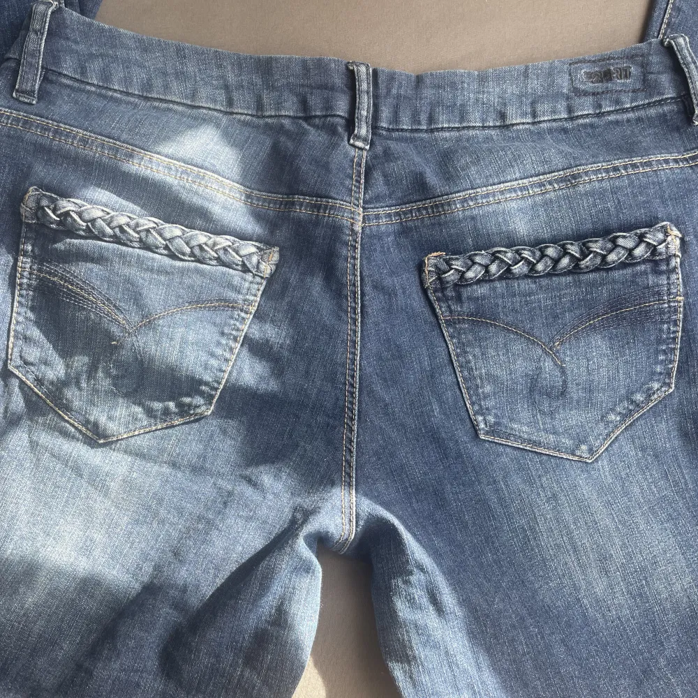 Väldigt fina jeans med topp skick, köpta på sellpy men aldrig använt de pga för många jeans! Coola detaljer på bakfickorna 😍😍  Kontakta mig för fler frågor!❤️. Jeans & Byxor.