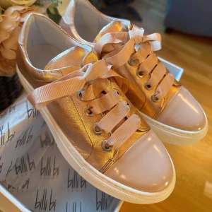 Helt nya Rosegold sneakers  - Helt nya, oanvända Rosegold sneakers i storlek 37. Från Billi Bi. För 699kr. Jag kan skicka med post, men jag kan också mötas upp och lämna över i Trollhättan, Vänersborg, Mellerud, Uddevalla ❤️