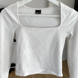 Långärmad topp med fyrkantig urringning - Jättesöt långärmad tröja med fyrkantig urringning💞bra skick!