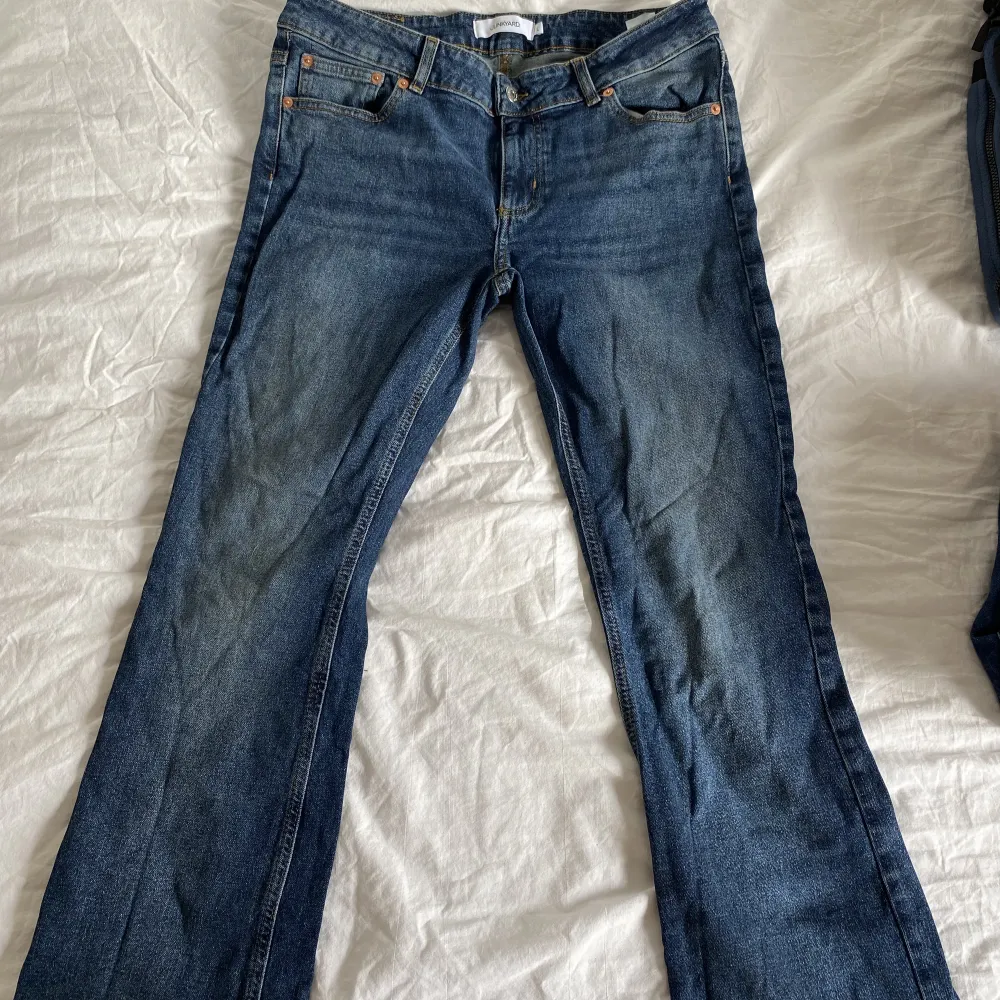 Superfina mörkblå lowrise flare jeans från junkyard. Helt nya!🙌🏼 Inte använda. Säljer pga de inte passade mig. . Jeans & Byxor.