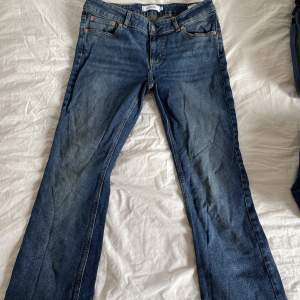 Superfina mörkblå lowrise flare jeans från junkyard. Helt nya!🙌🏼 Inte använda. Säljer pga de inte passade mig. 
