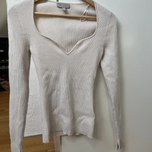Ribbad tröja - En fin beige ribbad tröja från hm som jag använt en gång! Den är i storlek S men skulle säga att den passar även M för att den är stretchig. Öppen vid händerna och figursydd😍