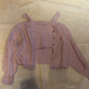 Stickat set  - Nyskick. Går att köpa var för sig.