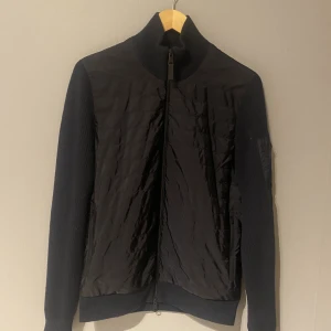 J.Lindeberg cardigan - Säljer nu min J.Lindeberg cardigan då den inte kommer till så mycket anvädning. Kvitto fås med. Nypris: 3000kr