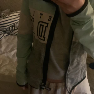 träningströja - inga defekter aldrig använd pågrund av att den är för liten från hm super fin 