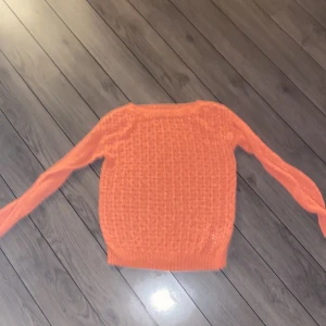 Vila tröja  - En väldigt fin tröja från vila t typ koral färg säljer pga den inte kommer till andvändning längre
