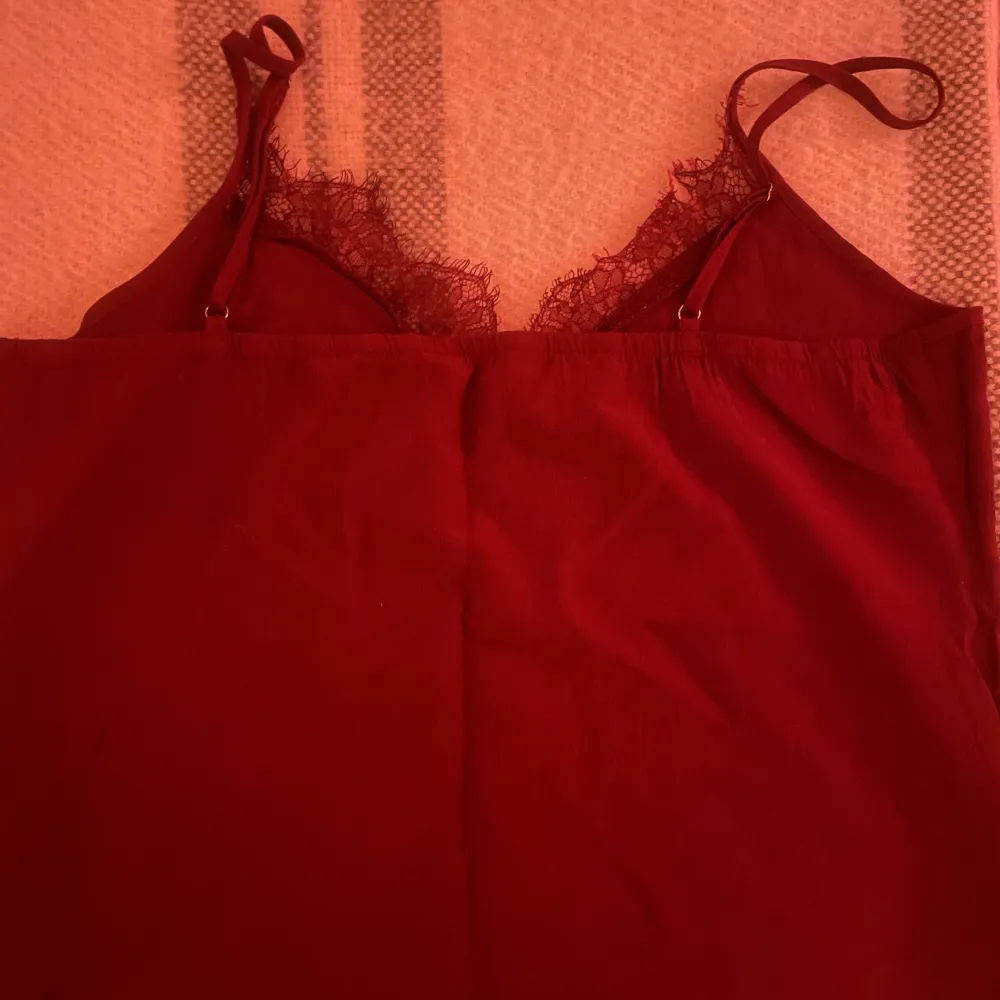 Jätte gulligt rött linne med spets knappt använd bara ett få antal gånger, den är i siden! 💖. Toppar.