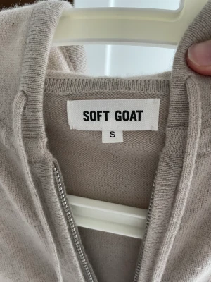 Soft goat zip up hoodie - så trendig men ändå tidlös. 100% kaschmir. Köpt för 2500 kr. Köparen står för frakt. KOLLA IN MIN PROFIL OCH ALLT ANNAT JAG SÄLJER🥰🥰❤️❤️💕