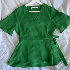 Sommarblus  - Somrig omlottblus från Zara, använd endast fåtal gånger! Säljer pga förliten. 