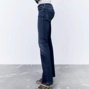 Jättefina lågmidjade Zara jeans i storlek 38. De är bootcut och ganska långa. Använt två gånger men är lite för stora så säljer de nu💕De är stretchiga så funkar både för en 36 och 38.