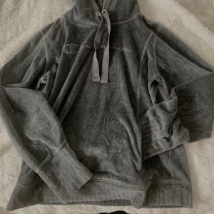 Champion tröja - Champion tröja knappt använd då den inte passar mig. Oklar storlek men känns som S🤍