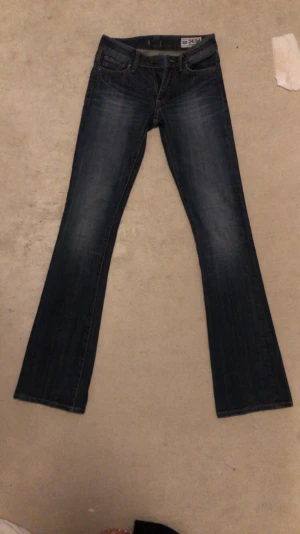 Crocker jeans lågmidjade - Jättesnygga jeans från crocker som jag köpt på Plick. Tyvärr var dme för små i midjan men dem sitter perfekt på längden och jag är 167. Ser inga slitage. Dem är lågmidjade. Tveka inte på att ställa frågor 💗💗 bud på 320kr 