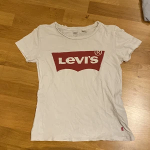 Levís T-shirt  - En vit äkta Levís T-shirt med röd 