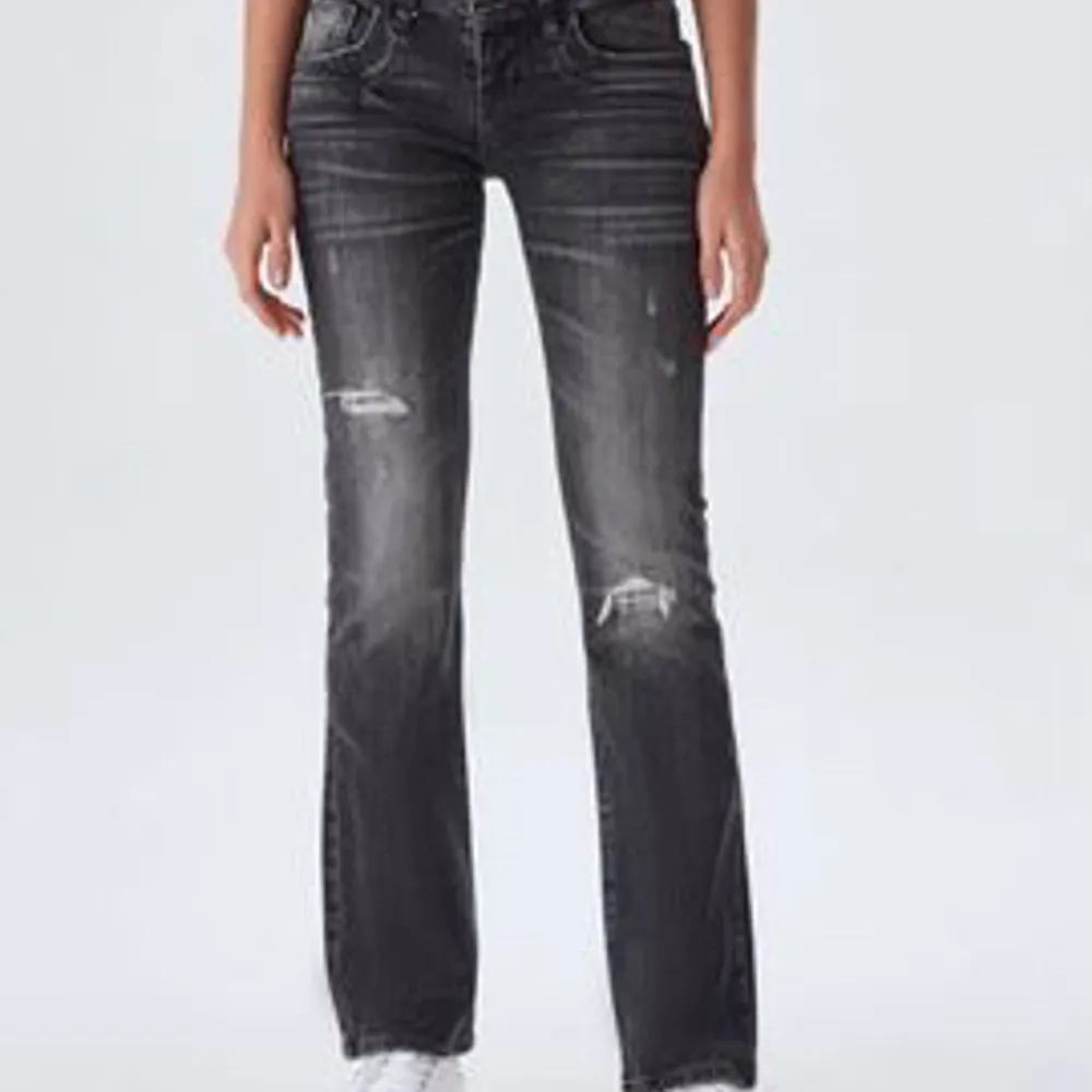 helt nya jeans, endast provat de. jättefina och bekväma, säljer pga inte min stil.  (ignorera min äckliga spegel tack❤️). Jeans & Byxor.