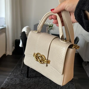 Oanvänd zara väska  - Beige zara väska, aldrig använd. Köparen står för frakten❤️