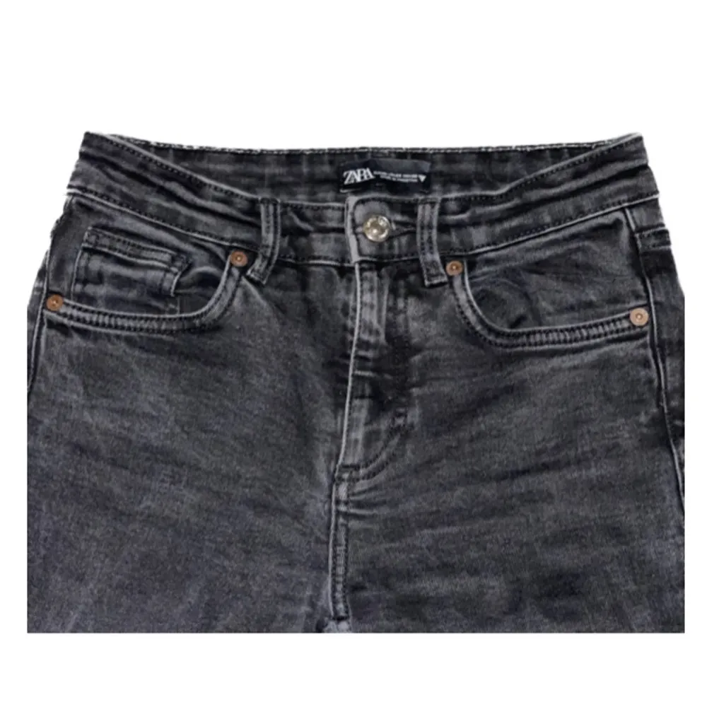 🦋 Svart bootcut jeans 🦋 Köpta från Zara 🦋 Stl 36 🦋 Low-waist 🦋 Pris 100kr. Jeans & Byxor.