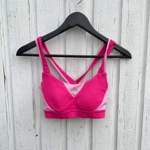 Sport topp - Super sött rosa sport topp från adidas, dock för liten för mig. Varan är i bra skick och är knappt använd💖