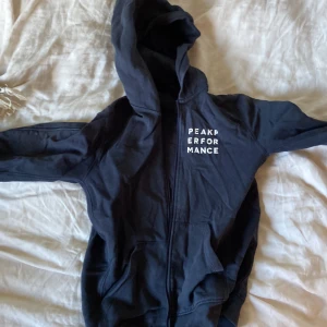 Hoodie - Peak Performance Hoodie som är i bra skick. 