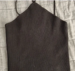 Svart zara topp - Jag säljer en jätte fin svart topp med korsade band från zara. Den är super fin på sommarn eller nu med en kofta över! Andvänd 2 ggr så den har inga skador eller defekter. Skriv om ni undrar ngt så svarar jag så snabbt jag kan!💘