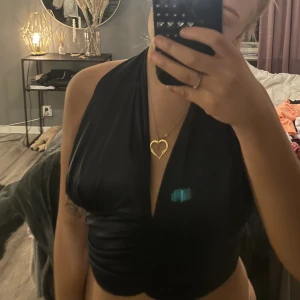 Festtopp - Festtopp från Gina 🤍 storlek L men skulle säga att den är liten i storlek! Passar mig som vanligtvis är en S🤍 endast använd 1 gång!  inköpspris 299 men säljer för 60kr  