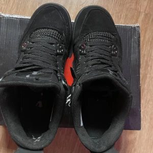 jordan 4 - säljer dessa jordan 4 blackcat. använt skorna rätt så mkt därav det extremt billiga priset, vill ba få bort skorna så fort som möjligt. Skriv för fler bilder 