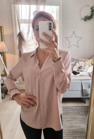 Blus i puderrosa  - Blus i puderrosa färg Fint skick 