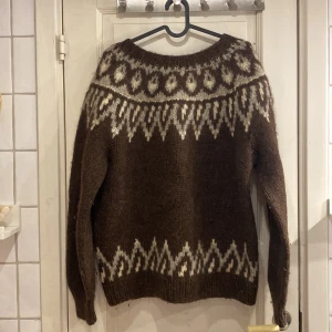 Isländsk ylletröja  - Isländsk ylletröja, passar M(dam) eller S(man). Stor i modellen. Litet hål i ryggen. Varm men rekommenderar att ha linne/tröja under då den är lite stickig. 