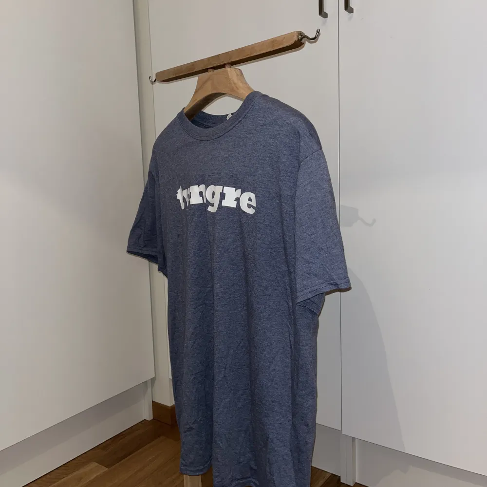 T-shirt från TYNGRE  Storlek : XL (herr)  Pris : 100,- . T-shirts.