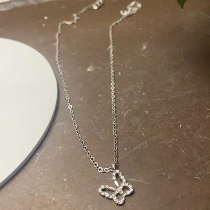 Silvrigt halsband - Silvrigt halsband från Smycka som inte kommer till användning💞