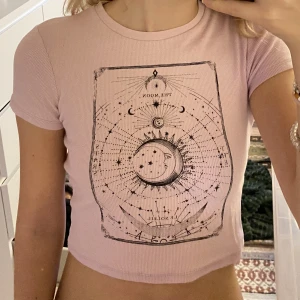 T-shirt - Cool t-shirt från Bershka, croppad🌚