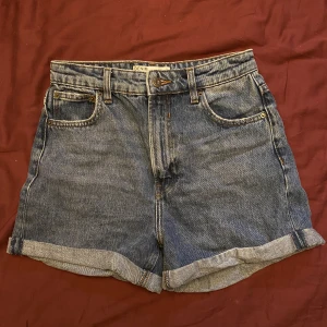 Bershka shorts  - Högmidjade shorts från bershka i fint skick💙 Använd gärna köp nu