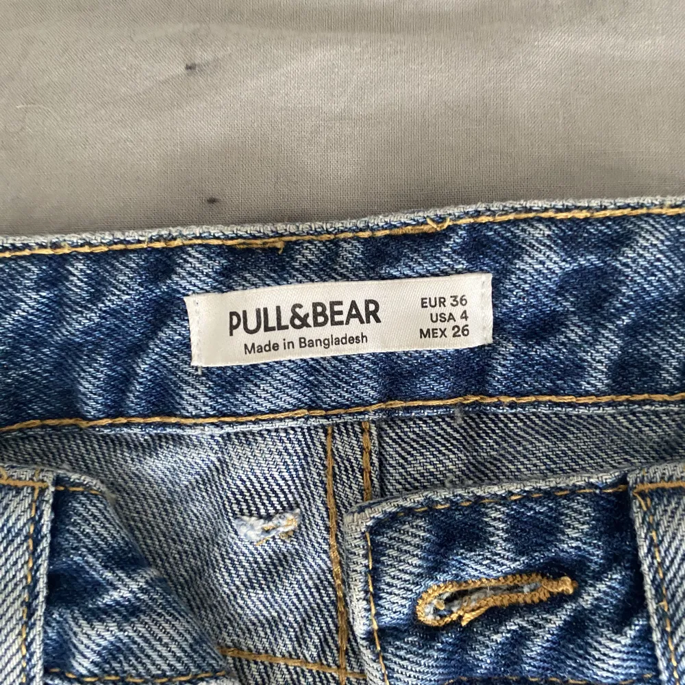 Snygga jeans från pull&bear som är medelhöga i midjan och har en straight modell💕Perfekt i längden (jag är 175). Jeans & Byxor.