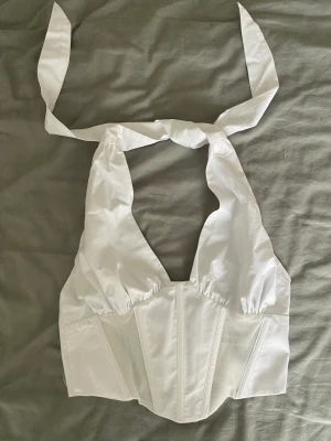 Vit topp - En fin vit fest topp med en corset och sedan knytning vid nacken och en dragkedja i ryggen😍⭐️Ord pris: 220kr, Nu: 119kr