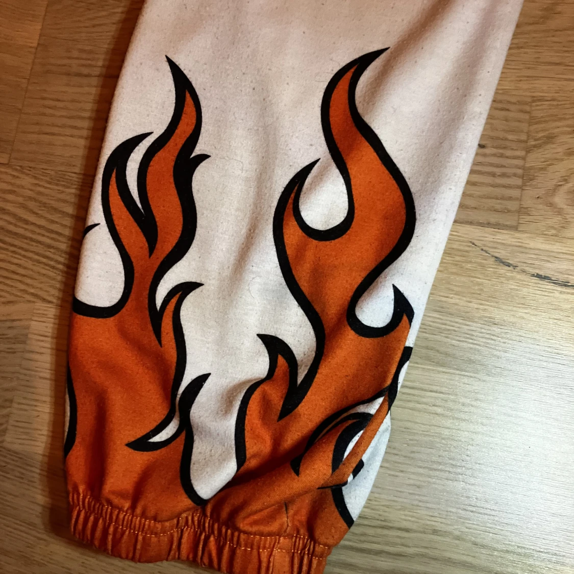 Vitta byxor med eld - 90