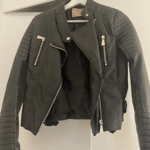 Skinnjacka  - Skinnjacka storlek 38